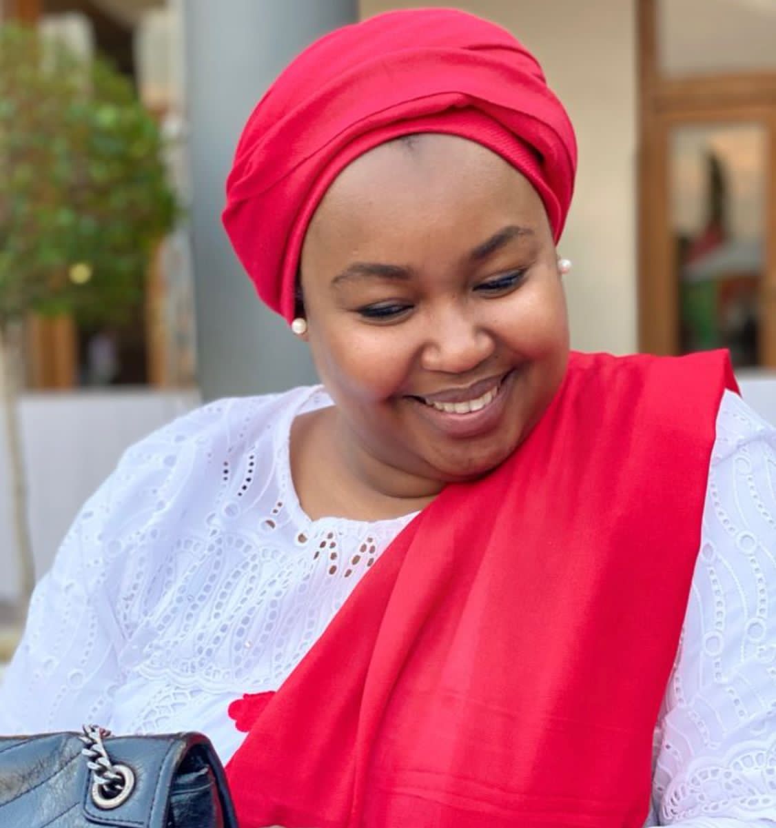 Portrait souriant d'une éducatrice de l'établissement